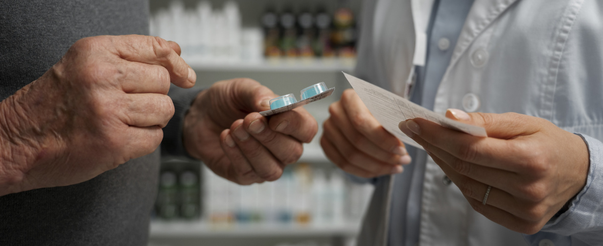 Los medicamentos para personas mayores aumentan más que la inflación y la cobertura se reduce
