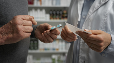 Los medicamentos para personas mayores aumentan más que la inflación y la cobertura se reduce