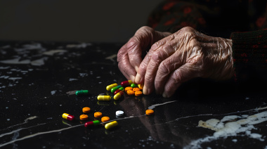 ¿Quién controla las reacciones adversas a medicamentos en las personas mayores?