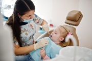 La visita al odontólogo desde una edad temprana, clave para dientes sanos 