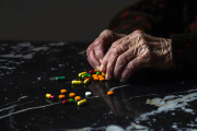 ¿Quién controla las reacciones adversas a medicamentos en las personas mayores?