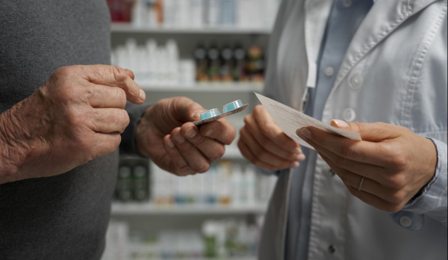 Los medicamentos para personas mayores aumentan más que la inflación y la cobertura se reduce